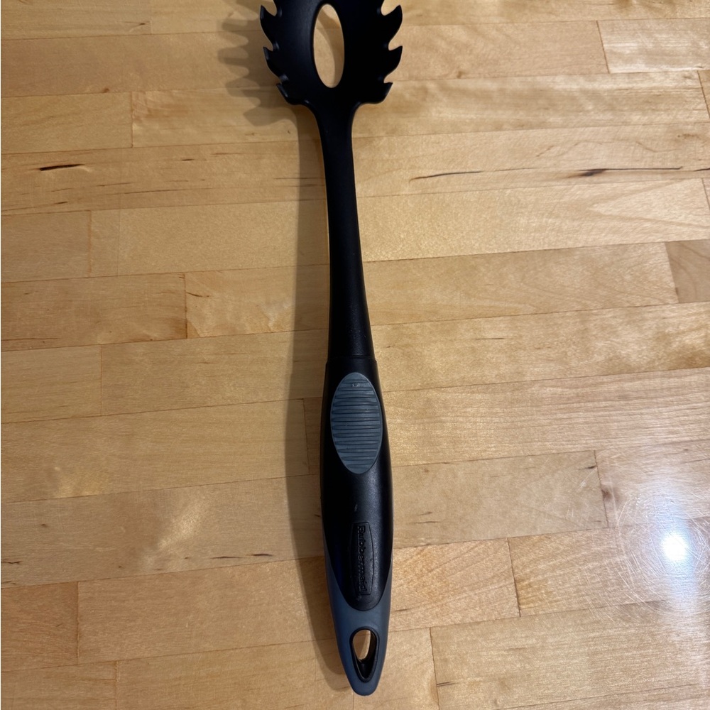 Rubbermaid Nylon Hard Plastic Pasta Serving Utensil #1C83 Black with spoon rest